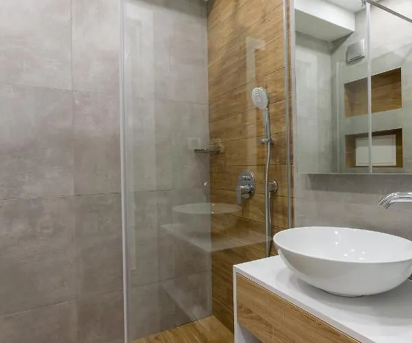 Inter アパート ポモリエ